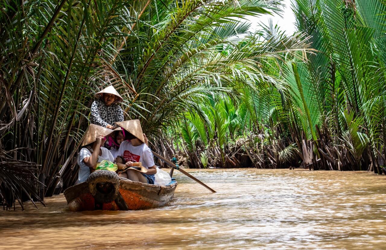 Mujeres navegando canoa