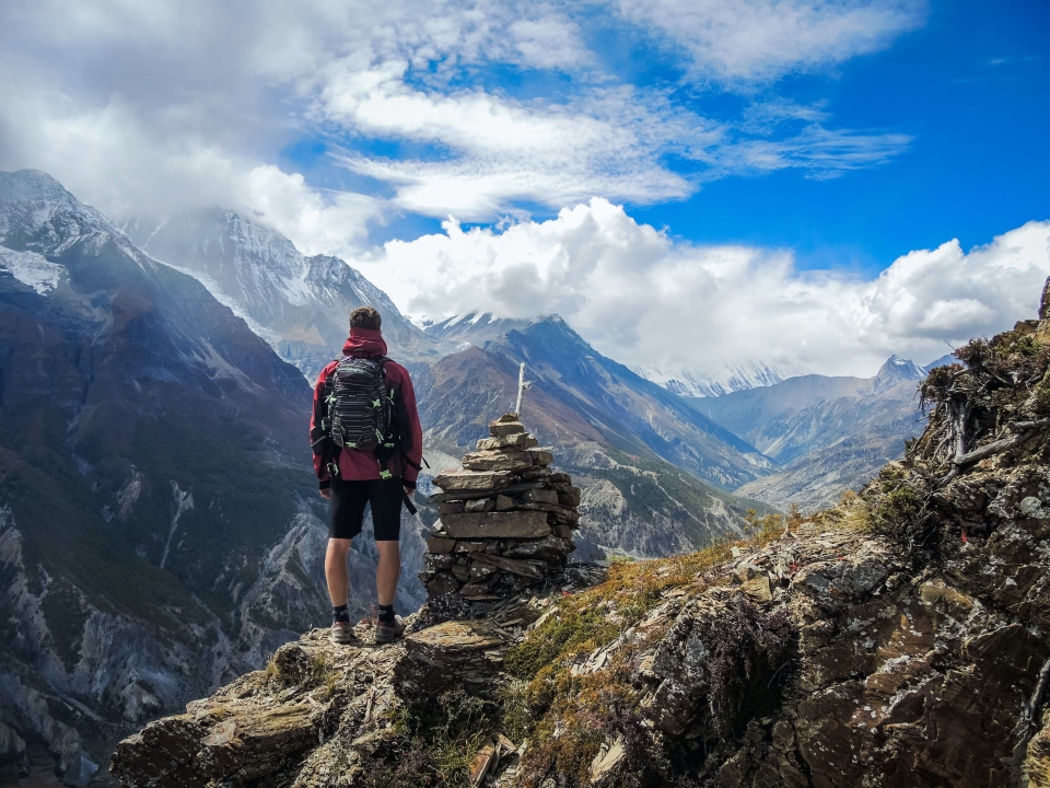 Hombre en cima de montaña